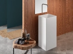Lavabo totem design de forme rectangulaire. Il est conçu en une seule pièce avec des bords droits et des lignes épurées, finition blanche et lisse, Matière Résine Solid Surface, Taille 40 x 40 x 90 cm - LIVRAISON OFFERTE